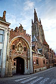 Gruuthuse arco di ingresso con la torre di Nostra Signora di Brugge 